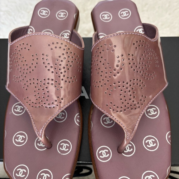 Chanel CC Logo Interlocking Purple Patent Leather Thong Sandals EU 37.5 - Picture 8 of 16